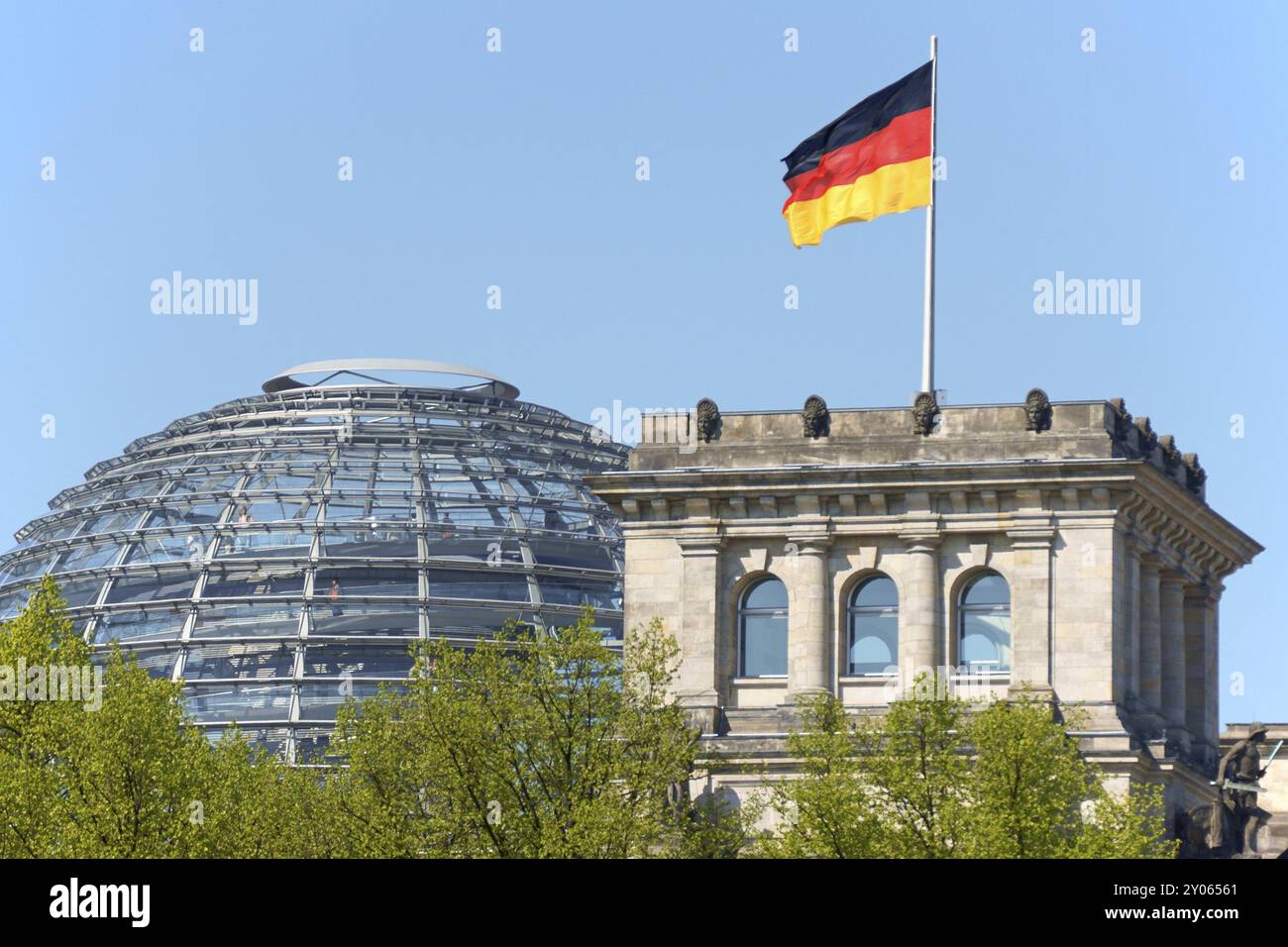 Berlin, Allemagne, 16 avril 2009 : le dôme moderne du Parlement allemand ou Bundestag à Berlin, par l'architecte Norman Foster. Le bâtiment a été construit t Banque D'Images