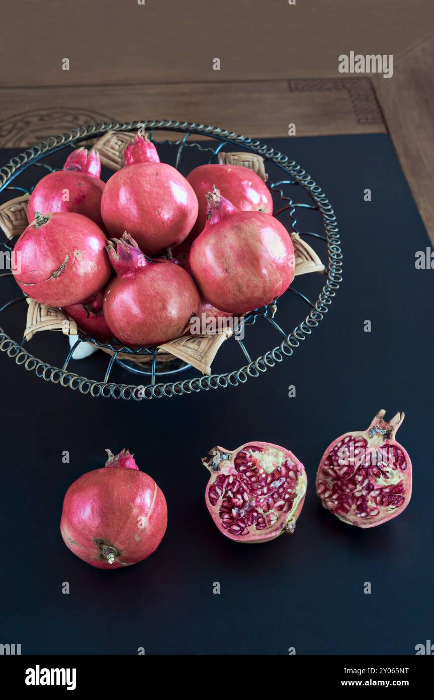 Grenades de jardin méditerranéennes. Fraîchement récolté pour la consommation humaine Banque D'Images