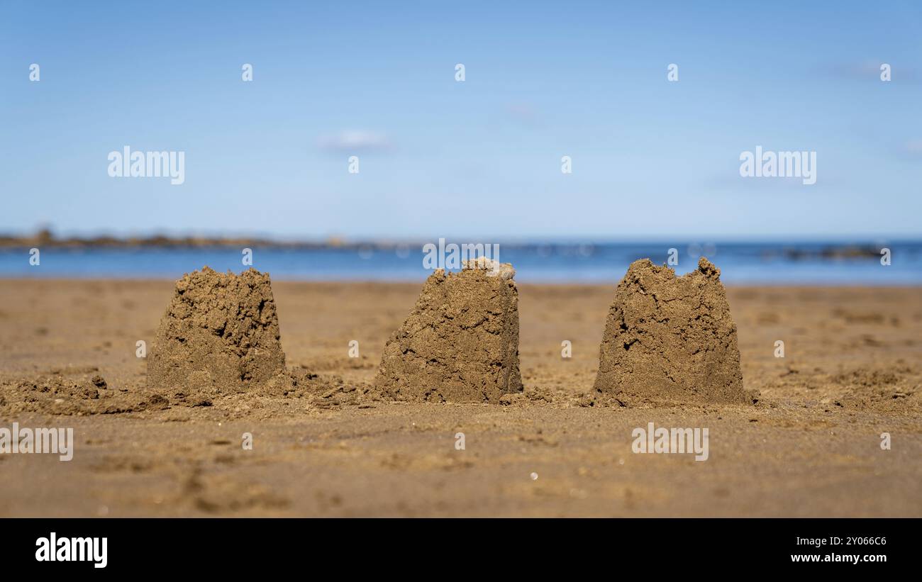 Châteaux de sable sur la plage de Runswick Sands, North Yorkshire Angleterre, Royaume-Uni, avec la mer du Nord en arrière-plan Banque D'Images