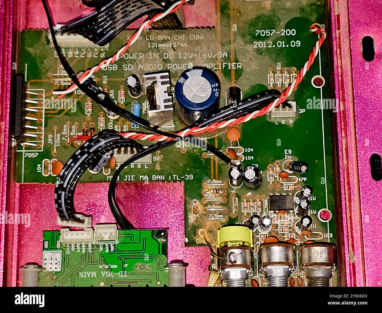 Le Caire, Egypte, 4 juillet 2024 : TeLi ma-200 USB SD DVD CD FM lecteur numérique MP3, amplificateur de puissance de sortie 4 CH, circuit de carte son pour voitures et véhicules, ele Banque D'Images