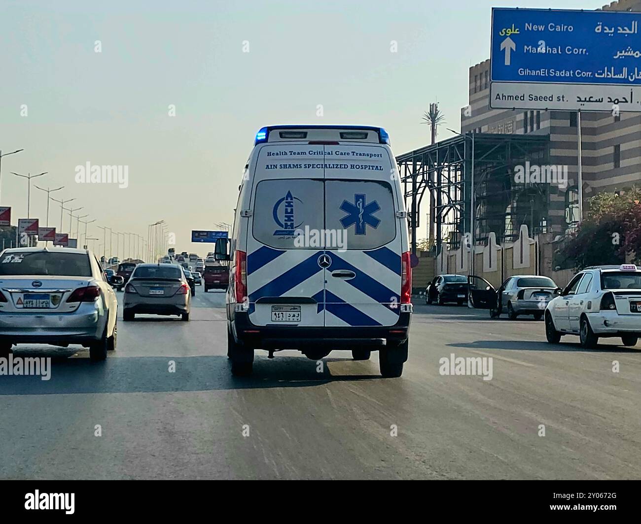 Le Caire, Égypte, 1er août 2024 : Ain Shams Specialized Hospital Health Team transport ambulance, pour transporter les patients critiques par un équivalent complet Banque D'Images