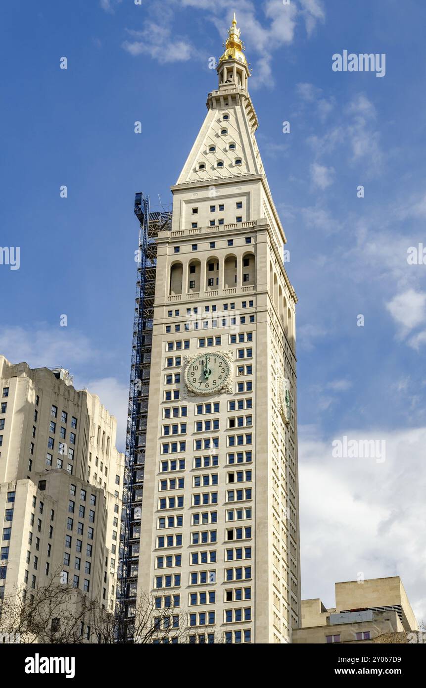 The New York EDITION Hotel Clock Tower, vue de bas angle, New York City pendant la journée d'hiver ensoleillée, ciel bleu en arrière-plan, vertical Banque D'Images