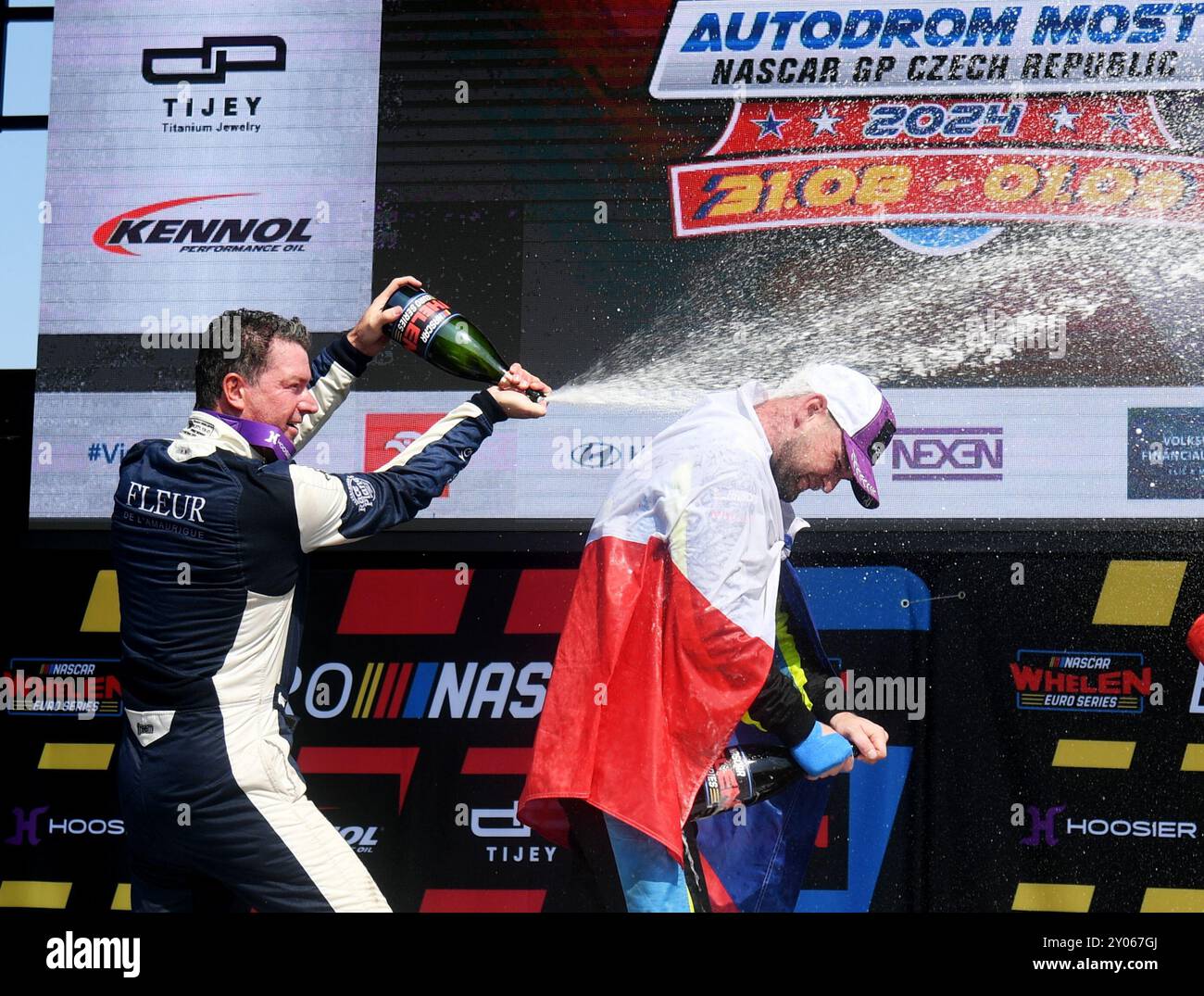 MOST, République tchèque. 01 Sep, 2024. Martin Doubek (Tchéquie, à droite) célèbre sa victoire dans la catégorie EuroNASCAR 2, dans le cadre de la NASCAR Whelen Euro Series, à Most, République tchèque, le 1er septembre 2024. Sur le côté gauche, on voit le deuxième Melvin de Groot (pays-Bas). Crédit : Jan Stastny/CTK photo/Alamy Live News Banque D'Images