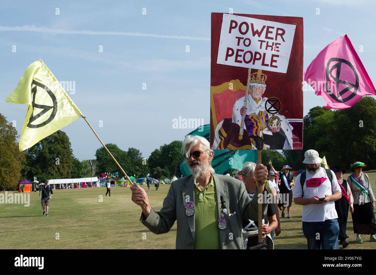 Windsor, Royaume-Uni. 1er septembre 2024. Des centaines de manifestants contre le changement climatique extinction Rebellion étaient à Windsor, Berkshire, ce matin, dans le cadre de leur week-end de protestation de trois jours pour améliorer la démocratie à Windsor. Ils ont marché de leur camp à Home Park à travers les rues jusqu'au château de Windsor où ils ont organisé un rassemblement et des activités de sensibilisation aux visiteurs. XR déclare que « améliorer la démocratie consiste à se rebeller contre les échecs systémiques du gouvernement et les mensonges qui créent un système injuste. Un système qui évite de prendre des mesures urgentes pour le climat et de faire passer la vie avant la cupidité et le pouvoir ». Crédit : Maureen McLean/Alamy Liv Banque D'Images