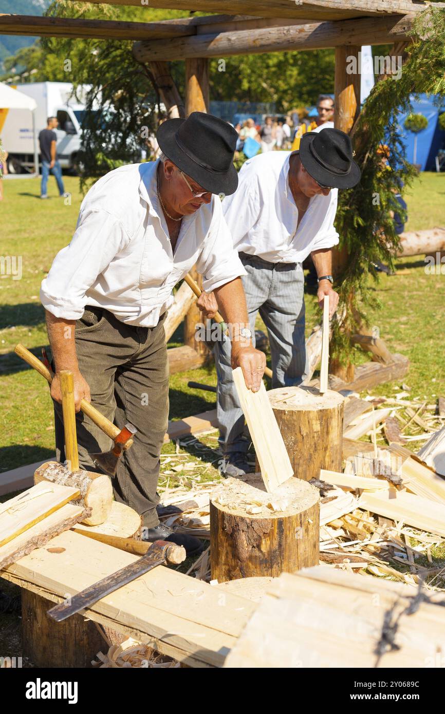 Annecy, France, 6 juillet 2012 : les menuisiers seniors utilisent des méthodes et des outils traditionnels de la région des Alpes françaises de haute-Savoie pour fabriquer des pièces en bois pour cabi Banque D'Images