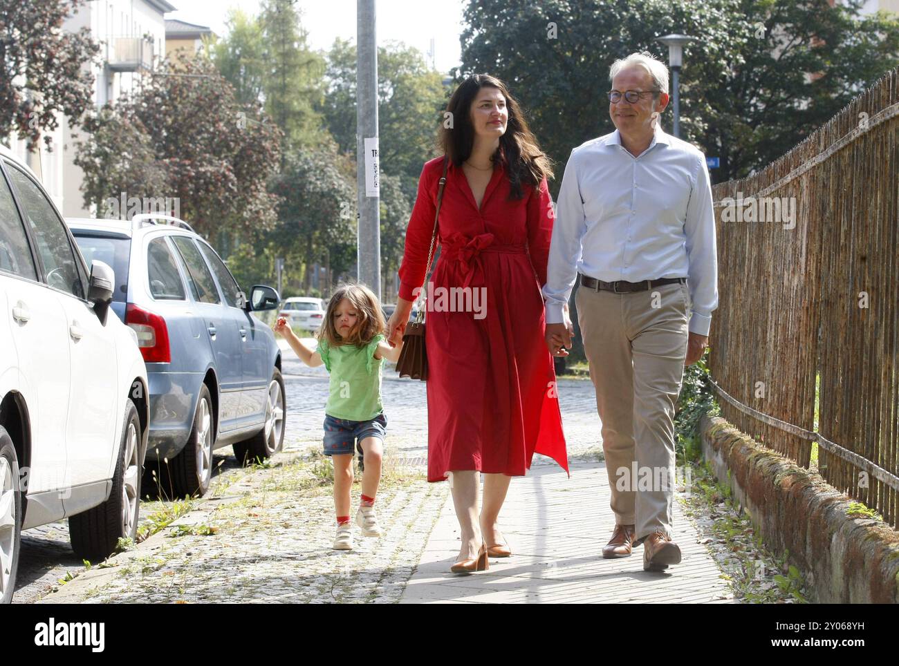 Inneminister Georg Maier beim Gangan zur Landtagswahl Erfurt, 01.09.2024 Innenminister von Thüringen und Spitzenenkandidat Georg Maier SPD geht mit seiner Frau Antonia Sturm und mit Tochter Martha zum Wahllokal in seinem Wahlbezirk in Erfurt Thüringen Deutschland *** Ministre de l'intérieur Georg Maier marchant vers les élections d'État Erfurt, 01 09 2024 le ministre de l'intérieur de Thuringe et candidat de haut rang Georg Maier SPD marche avec sa femme Antonia Sturm et sa fille Martha au bureau de vote de sa circonscription d'Erfurt Thuringe Allemagne Copyright : xMarioxGentzelx Banque D'Images