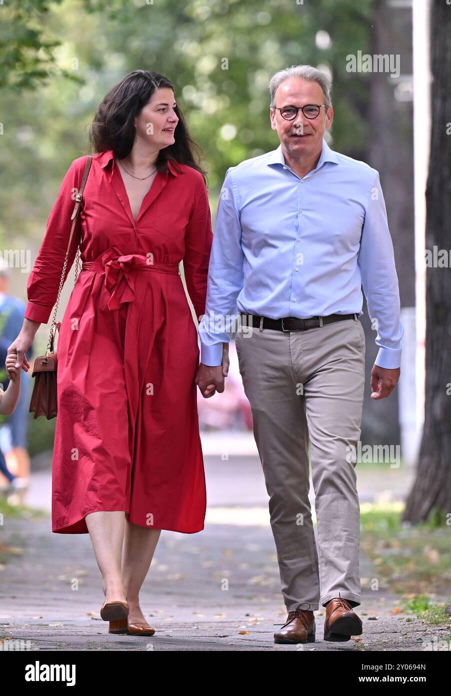 Erfurt, Allemagne. 01 Sep, 2024. Georg Maier (SPD), président du SPD en Thuringe et candidat principal, avec son épouse Antonia Sturm en route vers le bureau de vote. Les élections d'État en Thuringe ont lieu dimanche. Crédit : Martin Schutt/dpa/Alamy Live News Banque D'Images