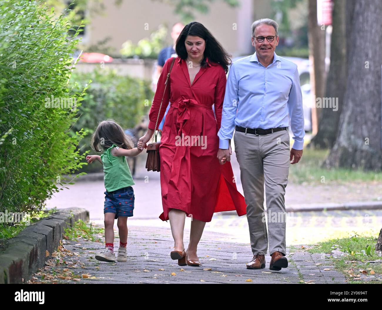 Erfurt, Allemagne. 01 Sep, 2024. Georg Maier (SPD), président du SPD en Thuringe et candidat principal, avec sa femme Antonia Sturm et Martha, trois ans, en route pour le bureau de vote. Les élections d'État en Thuringe ont lieu dimanche. Crédit : Martin Schutt/dpa/Alamy Live News Banque D'Images