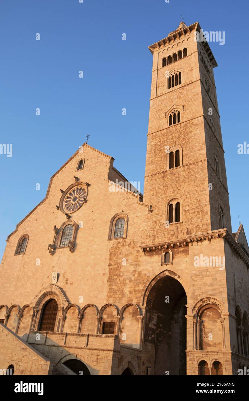 Cathédrale de Trani dédiée à Nicolas le pèlerin, elle se trouve sur un site surélevé à ciel ouvert près de la mer. La construction de la basilique a commencé dans le oui Banque D'Images