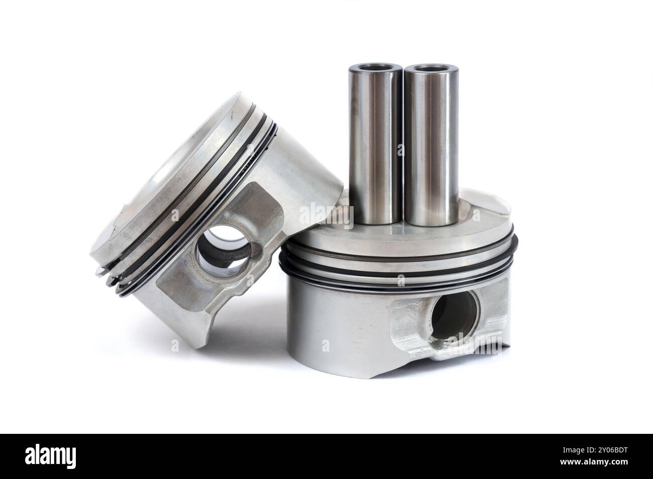 Gros plan des pièces de rechange deux nouveaux pistons avec bielles pour un moteur à essence avec jeux de segments de piston installés sur un fond blanc isolé Banque D'Images