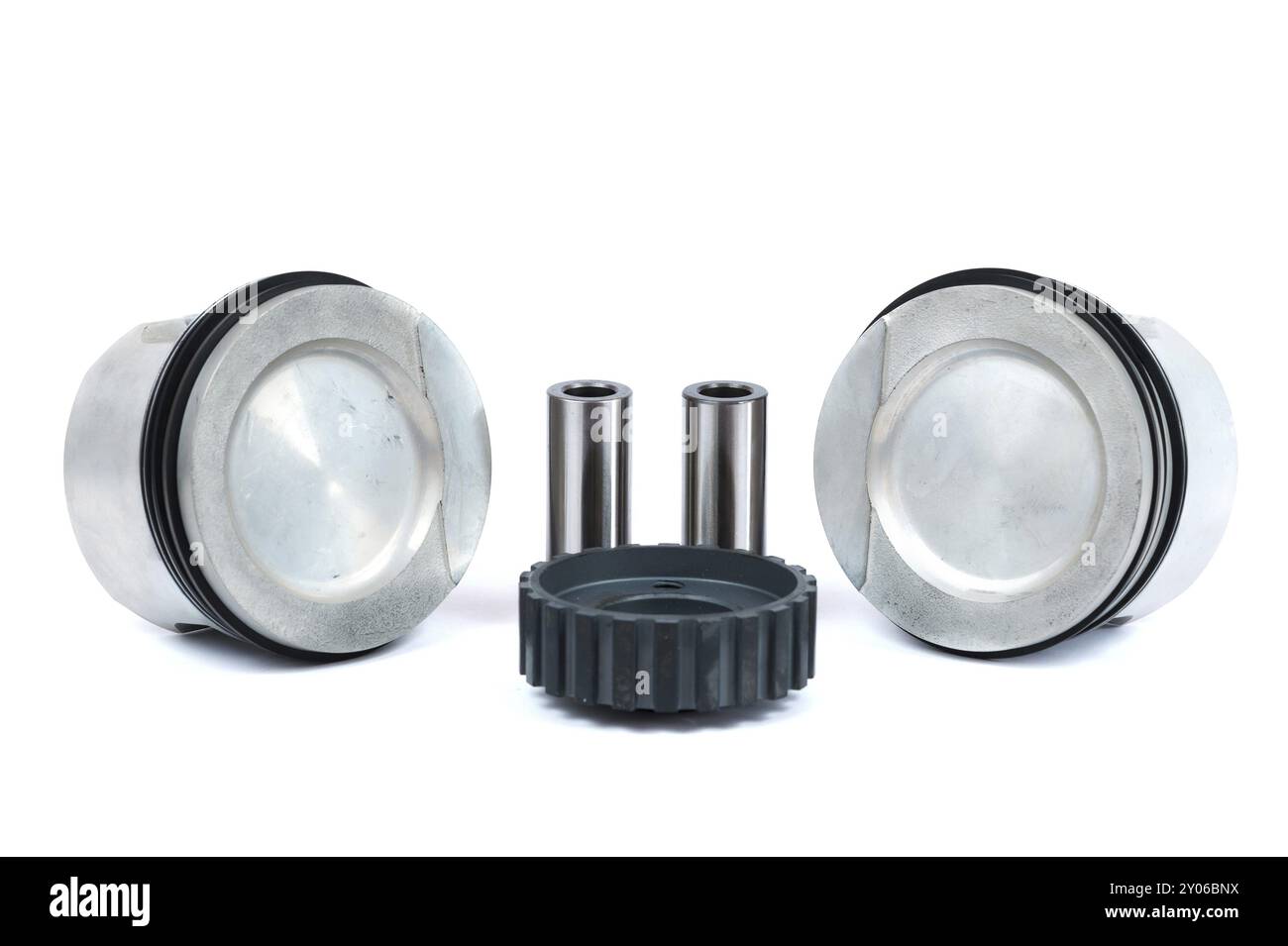 Gros plan des pièces de rechange deux nouveaux pistons avec bielles pour un moteur à essence avec jeux de segments de piston installés et pignon de vilebrequin sur un i. Banque D'Images