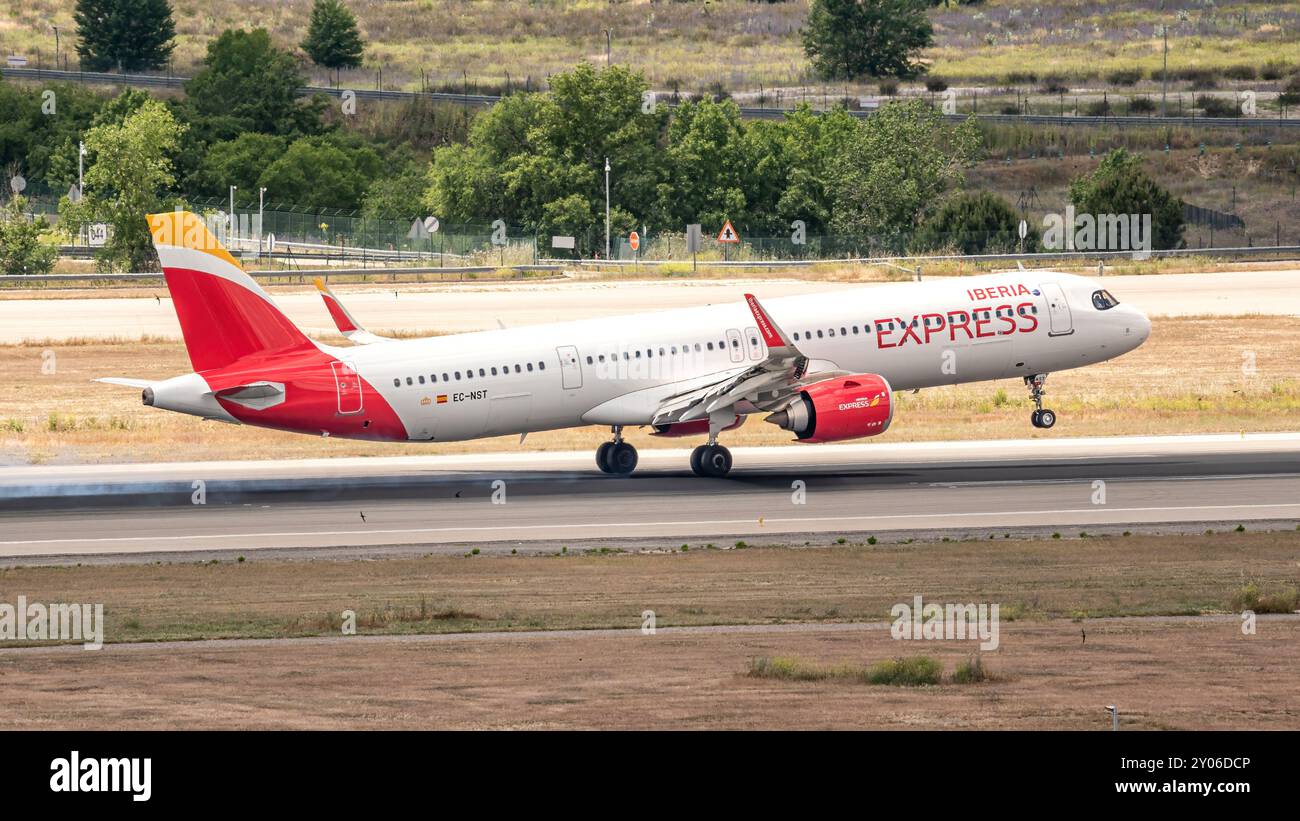 Madrid, Espagne ; 05-18-05 2024 : avion commercial du modèle Airbus A321 de la société espagnole Iberia Express atterrissant à l'aéroport de Madrid Banque D'Images