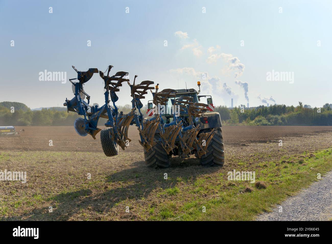 Tracteur avec charrue tournée vers le haut Banque D'Images