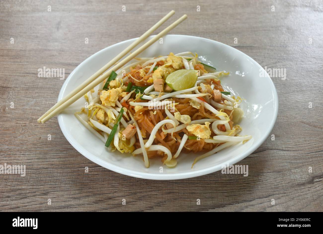 Pad Thai nouilles de riz sautées avec oeuf et germe de haricot couple ciboulette à l'ail sur l'assiette Banque D'Images
