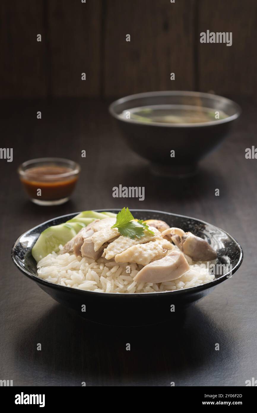 Riz cuit à la vapeur avec soupe de poulet ou riz au poulet Hainanese Banque D'Images