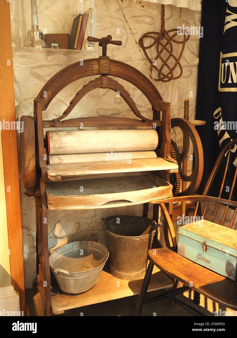 Mangle en fonte vintage ou essoreuse avec rouleaux en bois pour essorer le linge. Exposition du musée, Chippenham Wiltshire. Banque D'Images