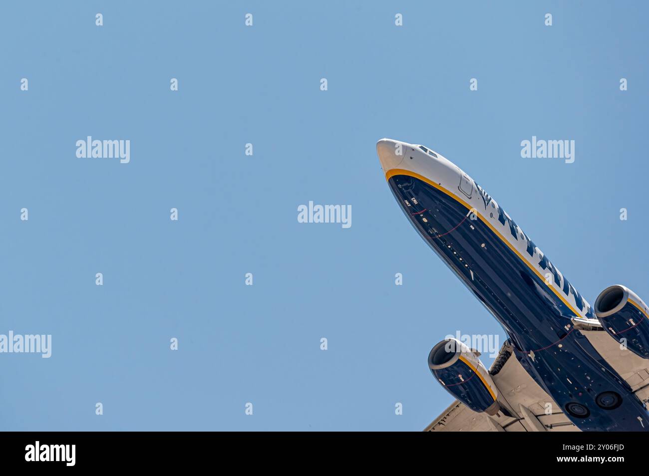 Madrid, Espagne ; 05-24-2024 : avion commercial du modèle Boeing 737 Max de la compagnie irlandaise Ryanair vu d'en bas finissant la manœuvre de décollage Banque D'Images