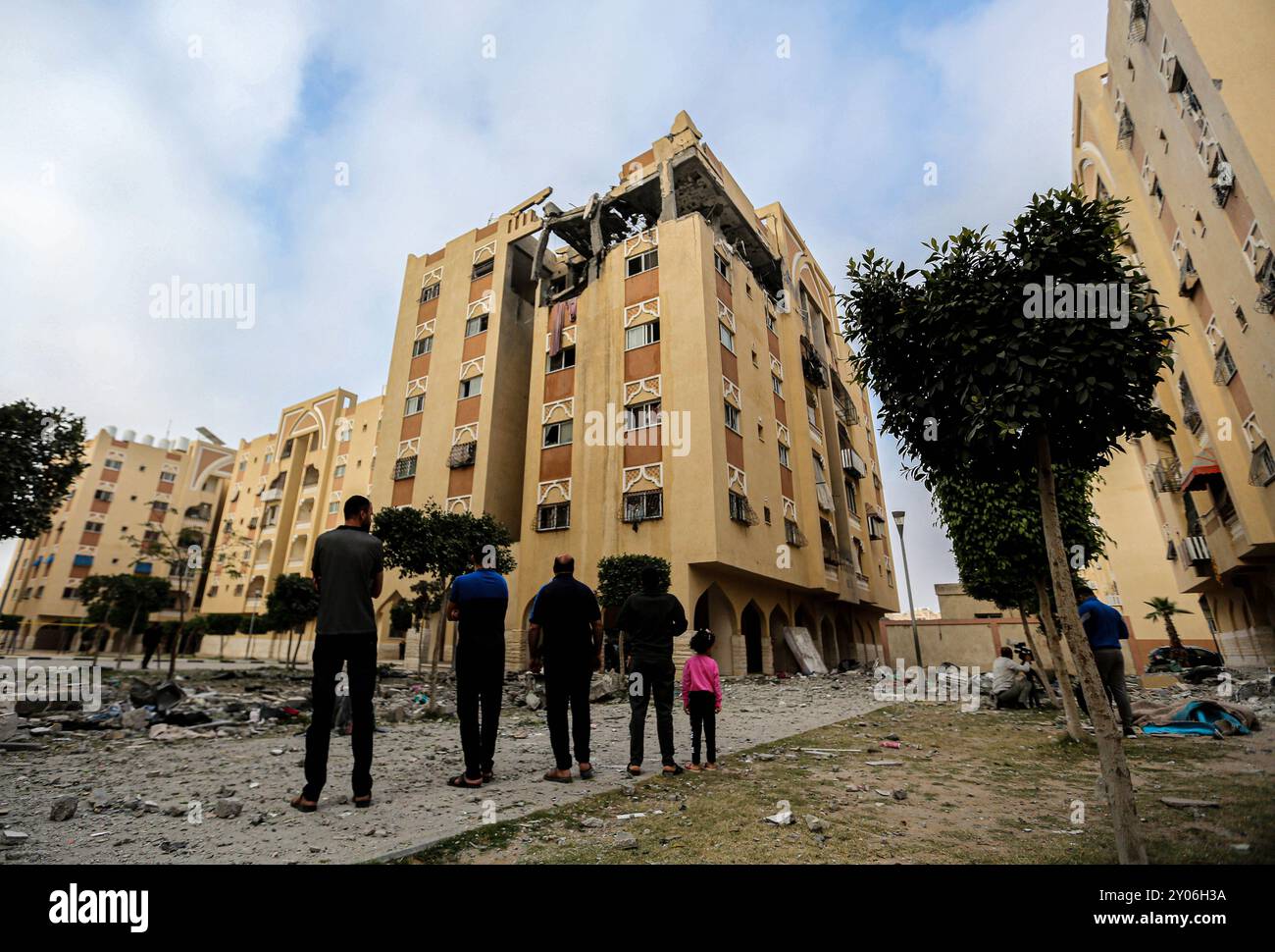 Khan Yunis, bande de Gaza, Palestine. 11 mai 2023. Un bâtiment gravement endommagé et de nombreuses destructions sont constatées dans un quartier résidentiel de Khan Younis suite aux frappes aériennes israéliennes dans les premières heures de jeudi. Ali Hassan Muhammad Ghali et son frère Mahmoud ont été tués dans les frappes aériennes dans ce qui est considéré comme un assassinat délibéré. Beaucoup de destructions ont été observées autour du bâtiment, alors que les échanges de tirs entre les forces militaires israéliennes et les factions de Gaza se poursuivent pour la troisième journée Banque D'Images