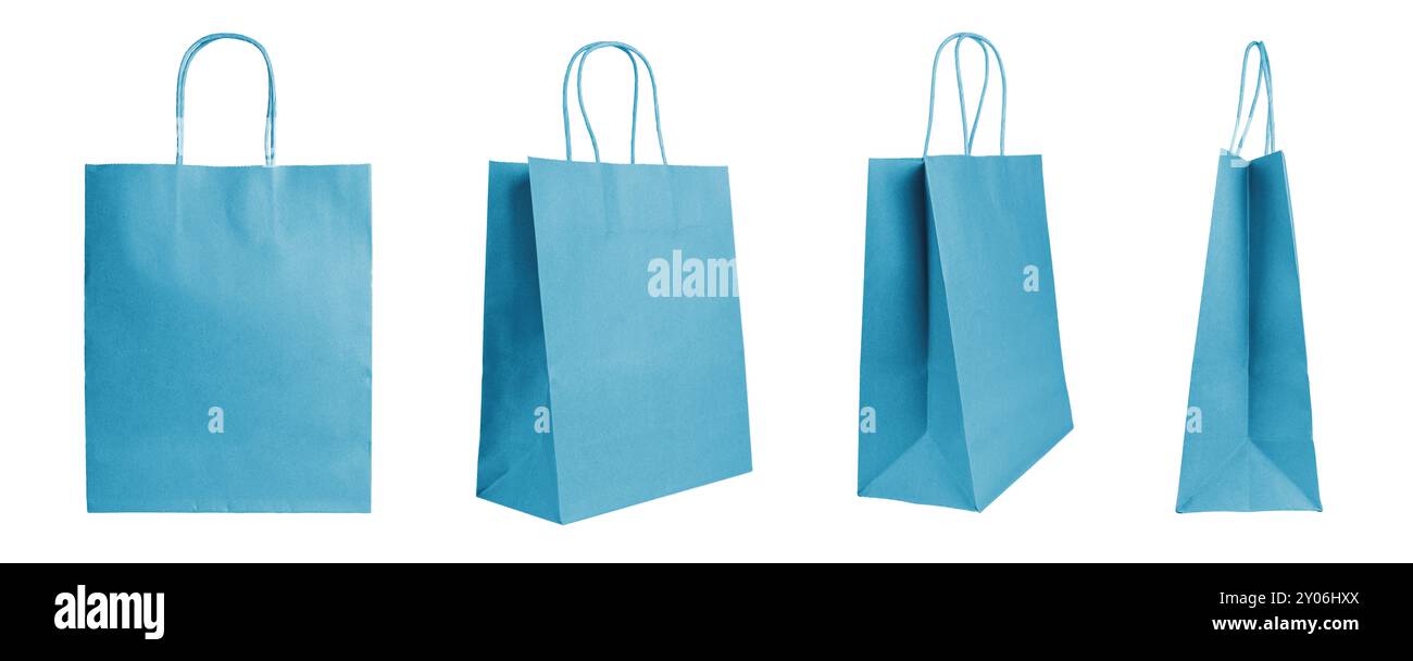 Ensemble de différents angles sacs en papier bleu d'artisanat blanc isolés sur blanc, fond. Sac à provisions écologique fabriqué à partir de papier recyclé, écologie, recycl Banque D'Images