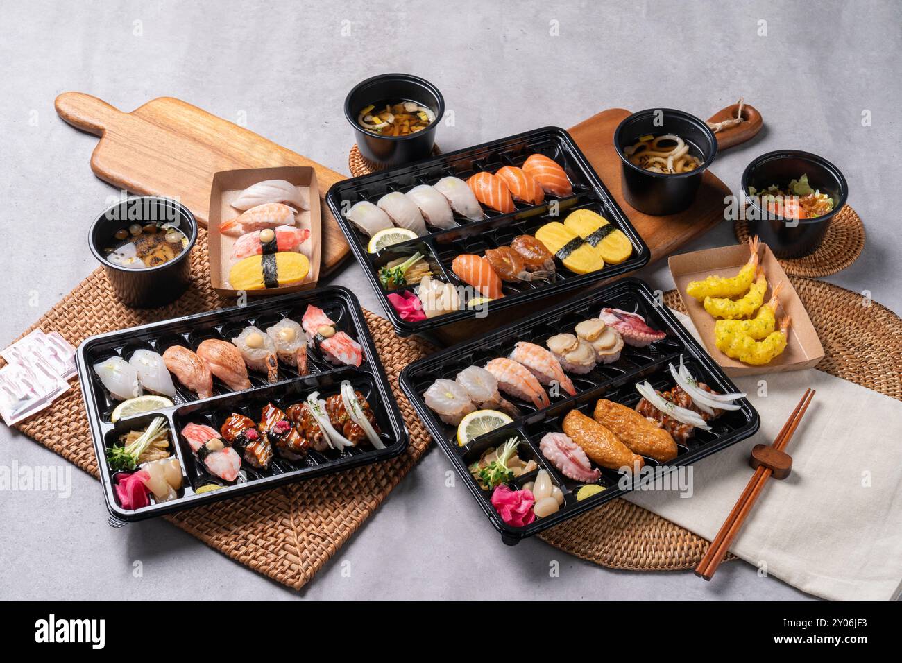 Sushi, japonais, sashimi, accompagnements, menu fixe, boîte à lunch, thon, saumon, poisson plat, sébaste, crevettes, roulé aux œufs, sushi tofu frit, crevettes sauce soja, ud Banque D'Images