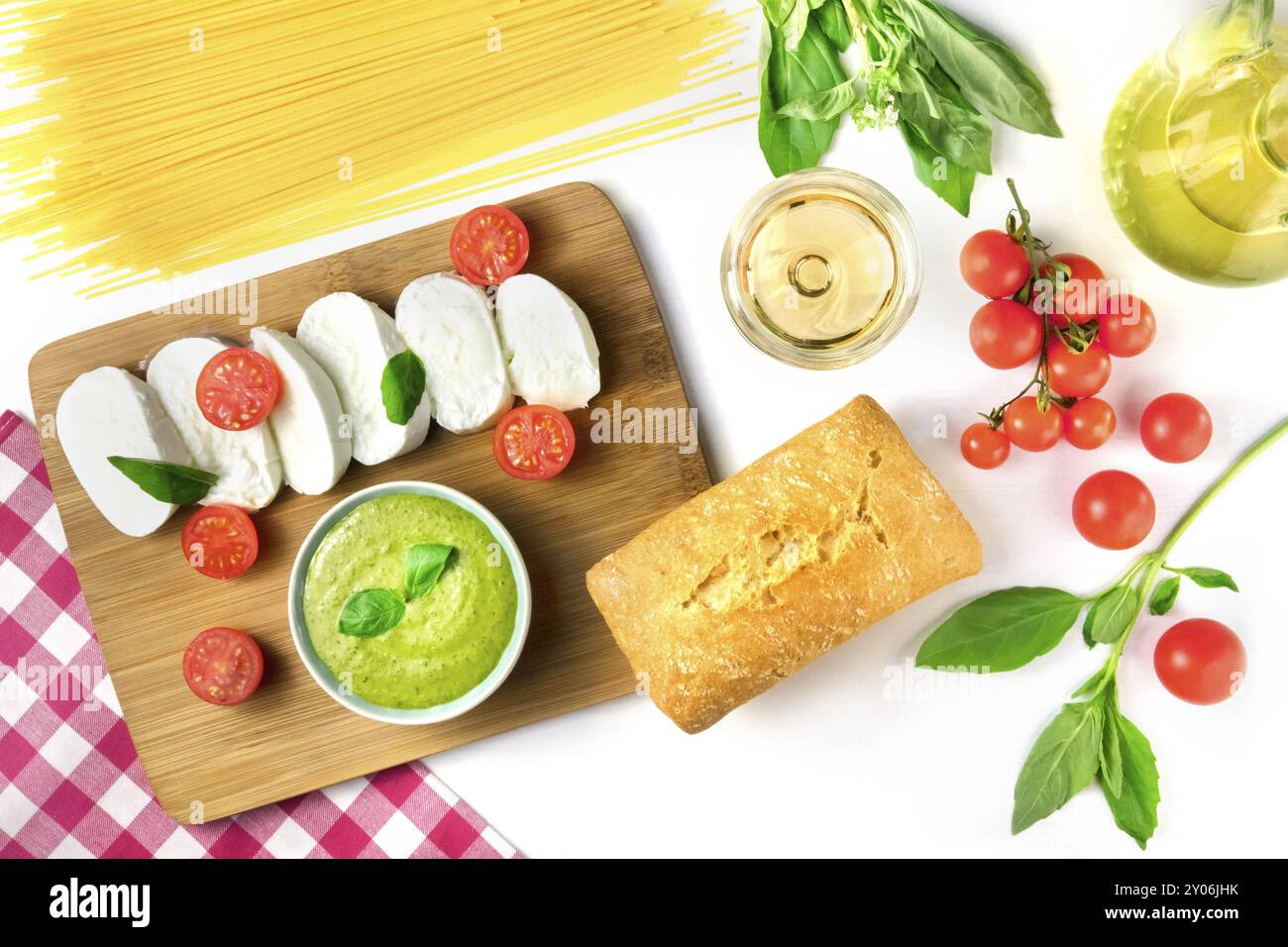 La cuisine italienne et le vin. Fromage Mozzarella, pain ciabatta, basilic, pesto. La cuisine de l'Italie sur un fond blanc Banque D'Images