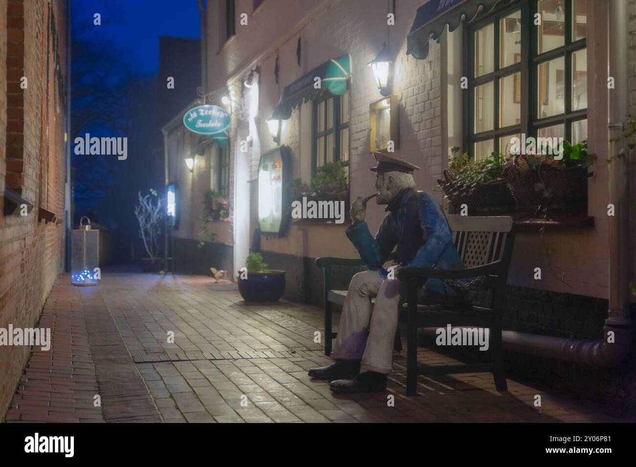 Figure d'un marin sur un banc devant un pub Banque D'Images