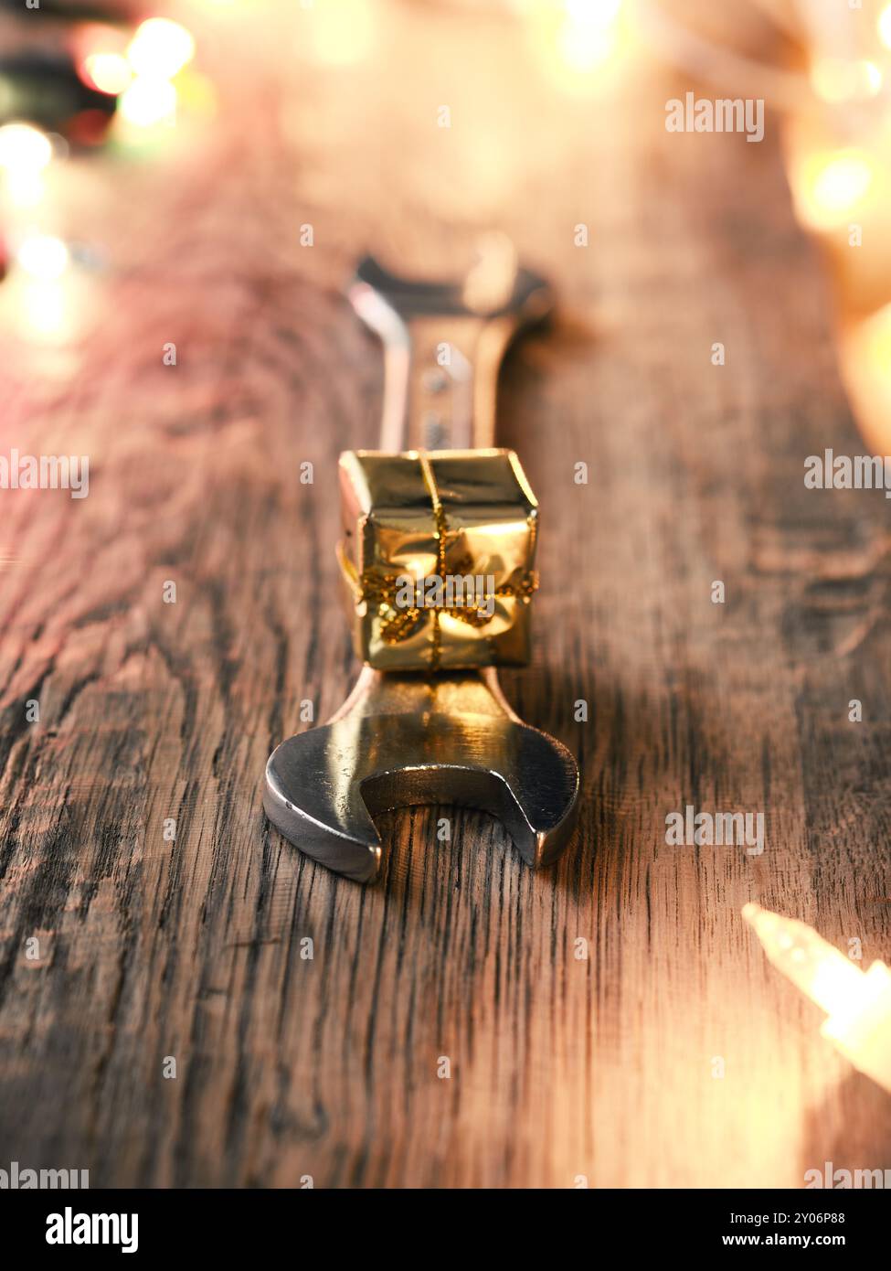 Noël arrière-plan avec des outils sur une table en bois rustique Banque D'Images