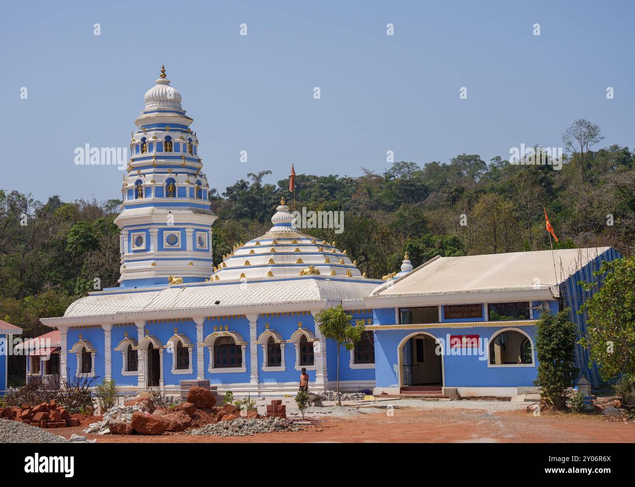 Old Goa, Inde - 27 février 2024 : Nouveau temple hindou dans les montagnes. Religion mondiale Banque D'Images