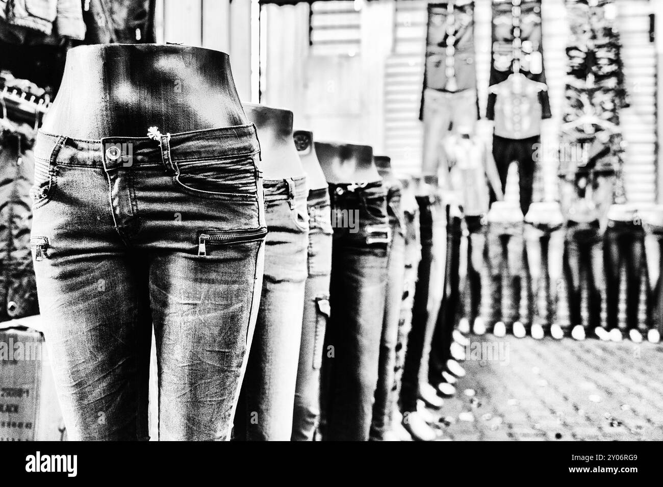 Mannequins, vêtus de jeans, se tiennent dans une rangée les uns derrière les autres Banque D'Images