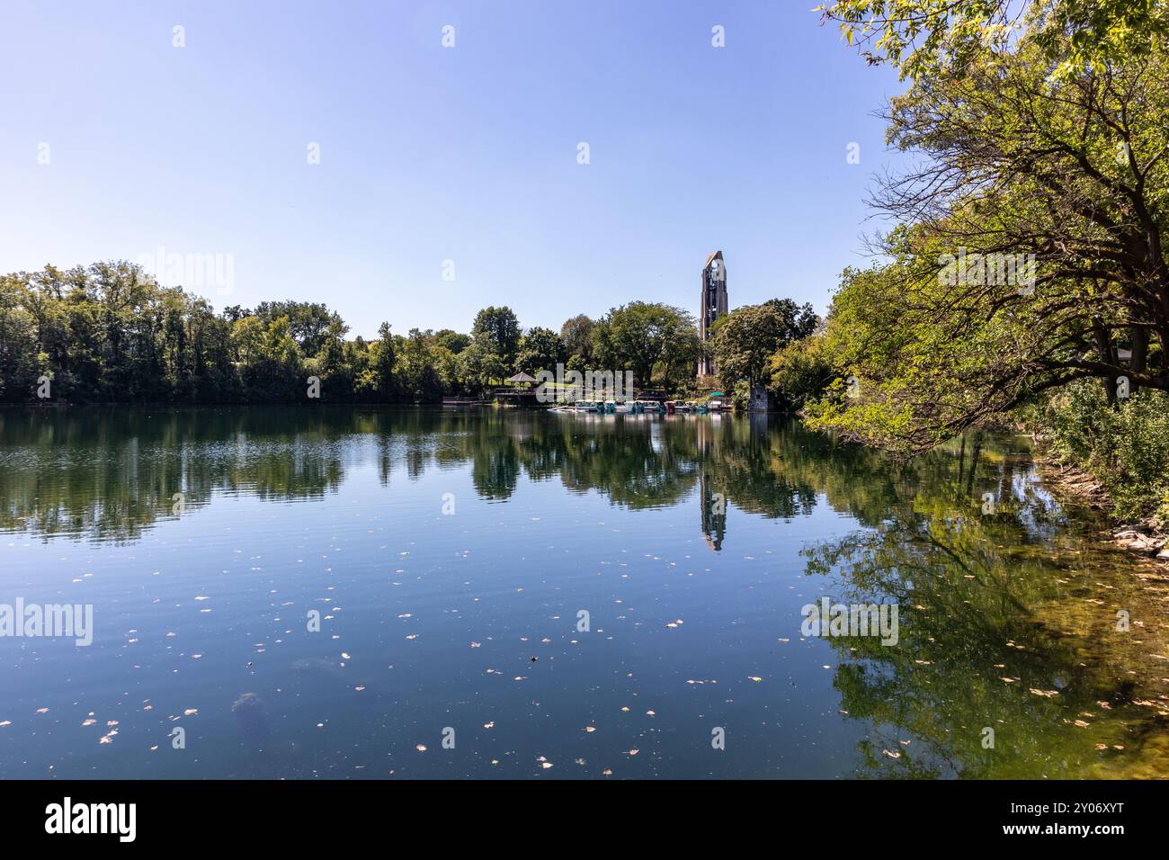Quarry Lake avec Moser Tower en arrière-plan à Naperville, Illinois, États-Unis Banque D'Images
