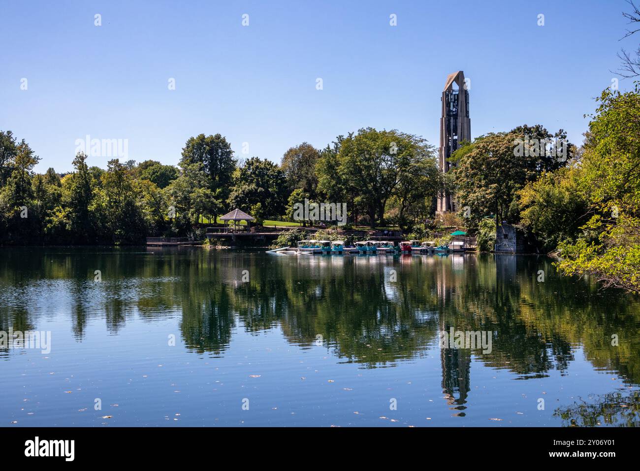 Quarry Lake avec Moser Tower en arrière-plan à Naperville, Illinois, États-Unis Banque D'Images