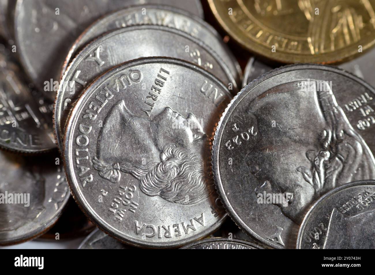 Pile de pièces américaines de 1 cent, 5, 10, 25 cents quart et un dollar, rétro vintage vieux fond d'argent américain, dollar des États-Unis d'Amérique Banque D'Images