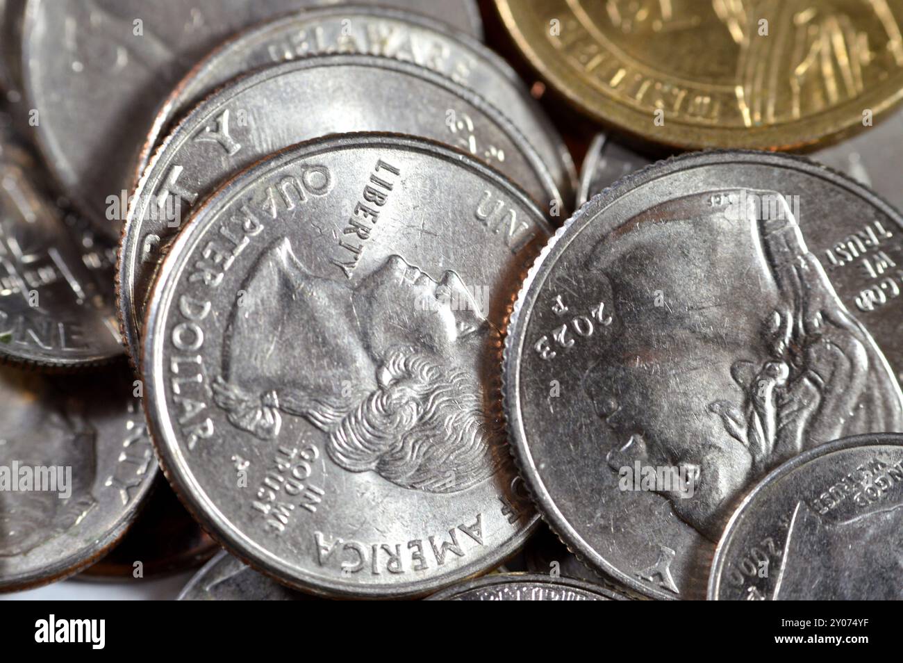 Pile de pièces américaines de 1 cent, 5, 10, 25 cents quart et un dollar, rétro vintage vieux fond d'argent américain, dollar des États-Unis d'Amérique Banque D'Images