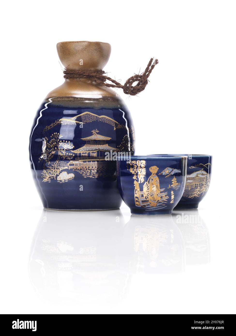 Souvenirs japonais bien défini, bouteille tokkuri et tasses ochoko isolé sur fond blanc Banque D'Images