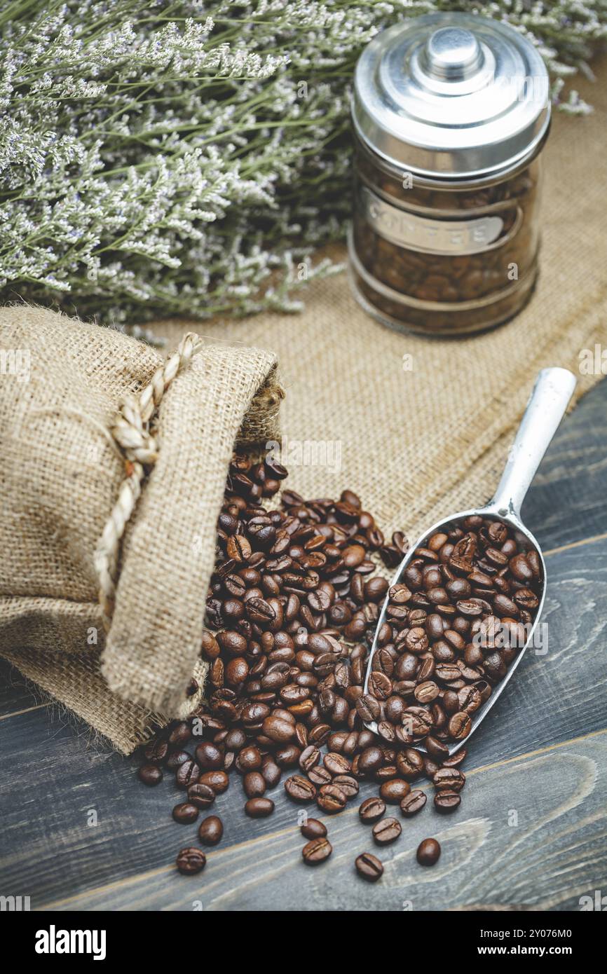 Grains de café, sac avec cuillère et pot de grains de café. style vintage moderne Banque D'Images