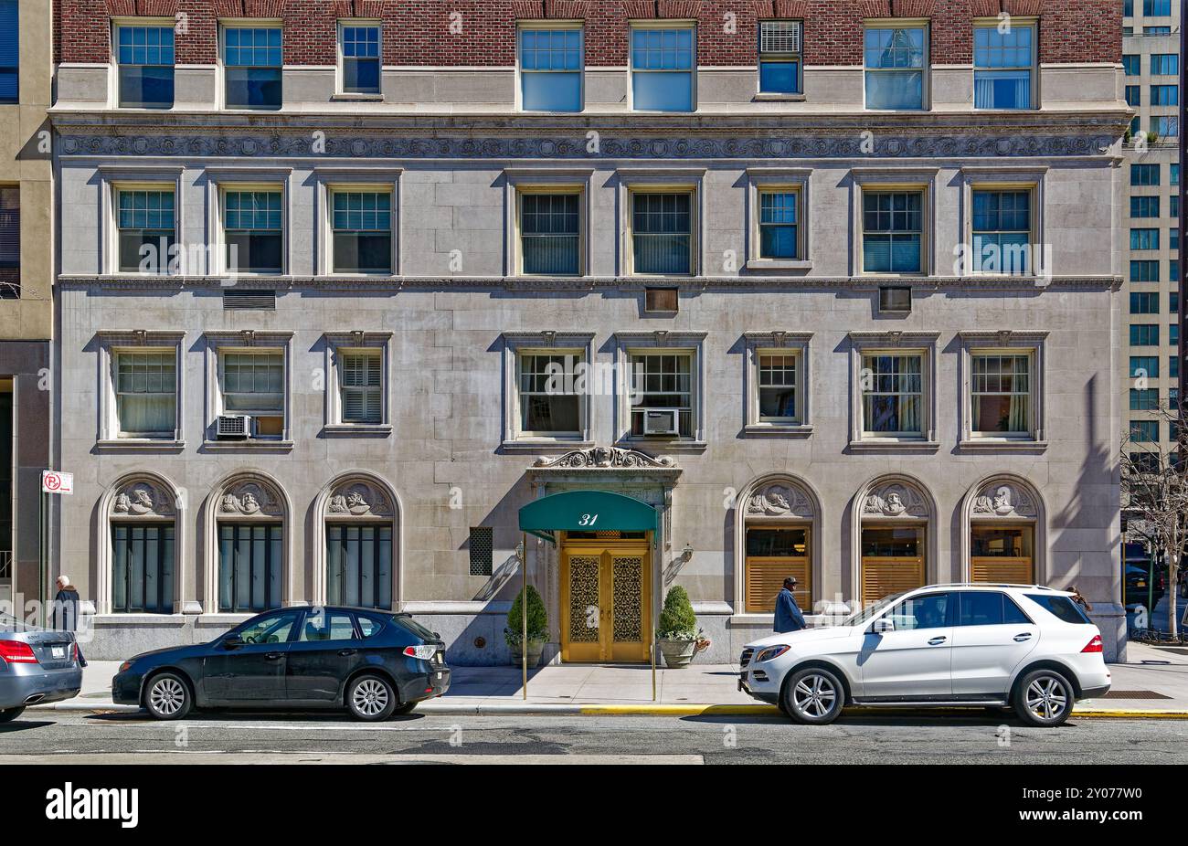 31 East 79th Street, dans l'Upper East Side de Manhattan, a une base en pierre de trois étages et une enceinte en cuivre distinctive pour son réservoir d'eau sur le toit. Banque D'Images