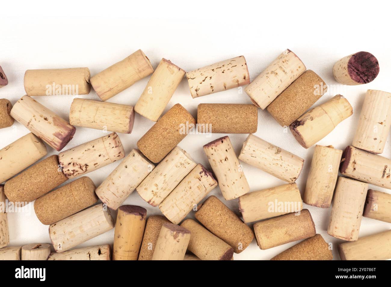 De nombreux bouchons à vin sur un fond blanc avec une place pour le texte. Un modèle de conception pour une invitation ou menu dégustation Restaurant Banque D'Images