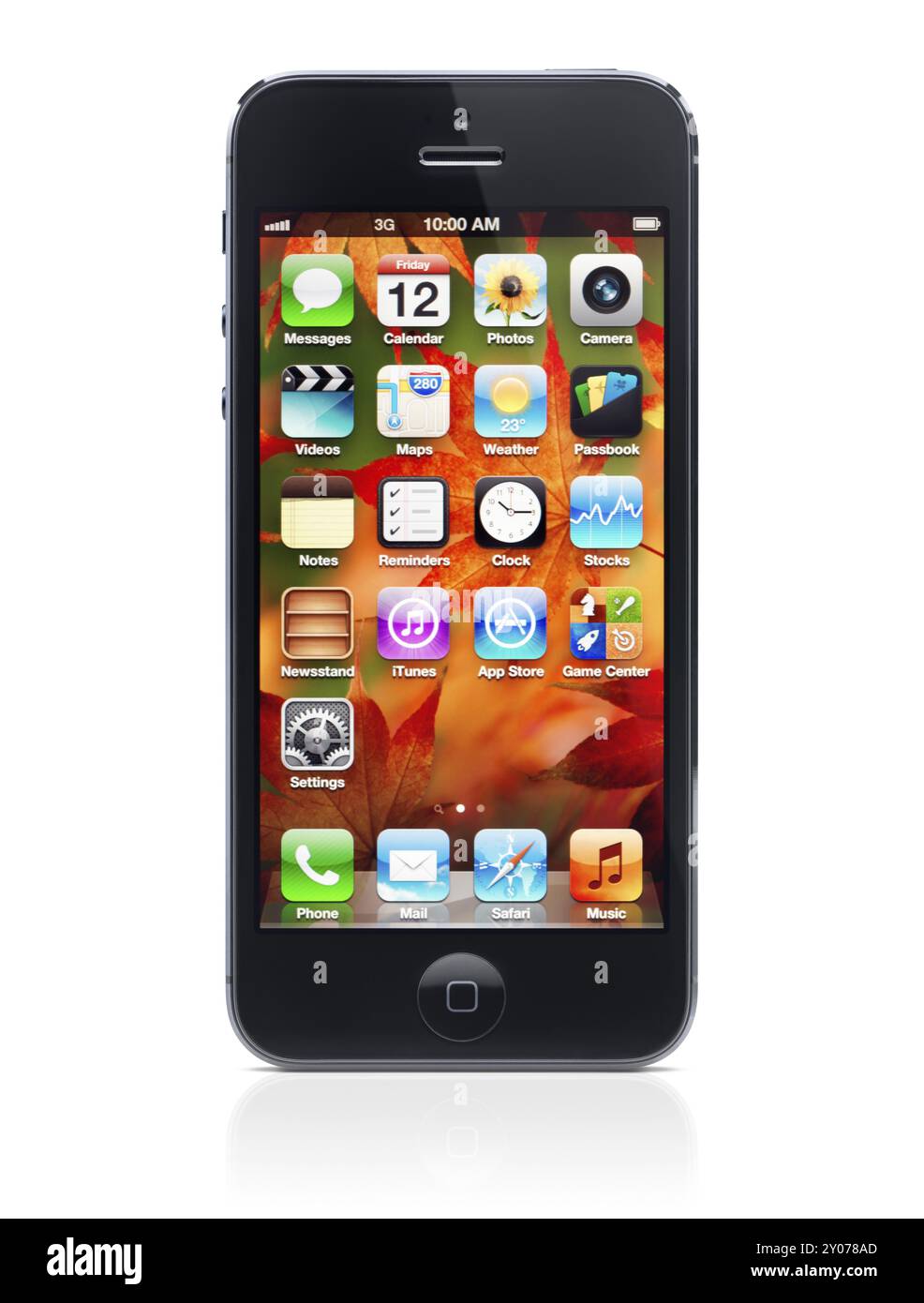 Apple iPhone 5 noir avec des icônes de bureau sur fond d'écran à thème d'automne sur son écran isolé sur fond blanc avec chemin de détourage Banque D'Images