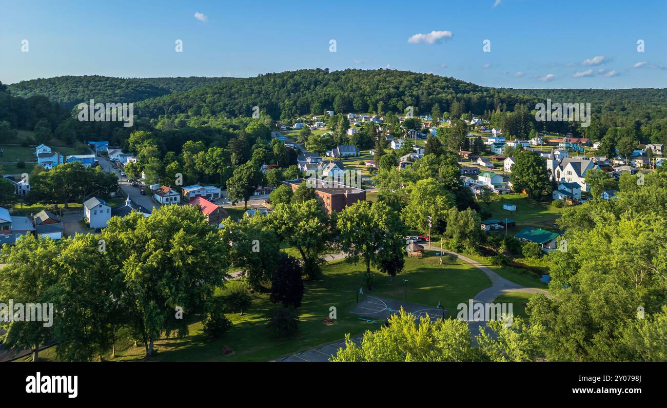 Une vue aérienne de Tidioute, Pennsylvanie, États-Unis par drone Banque D'Images