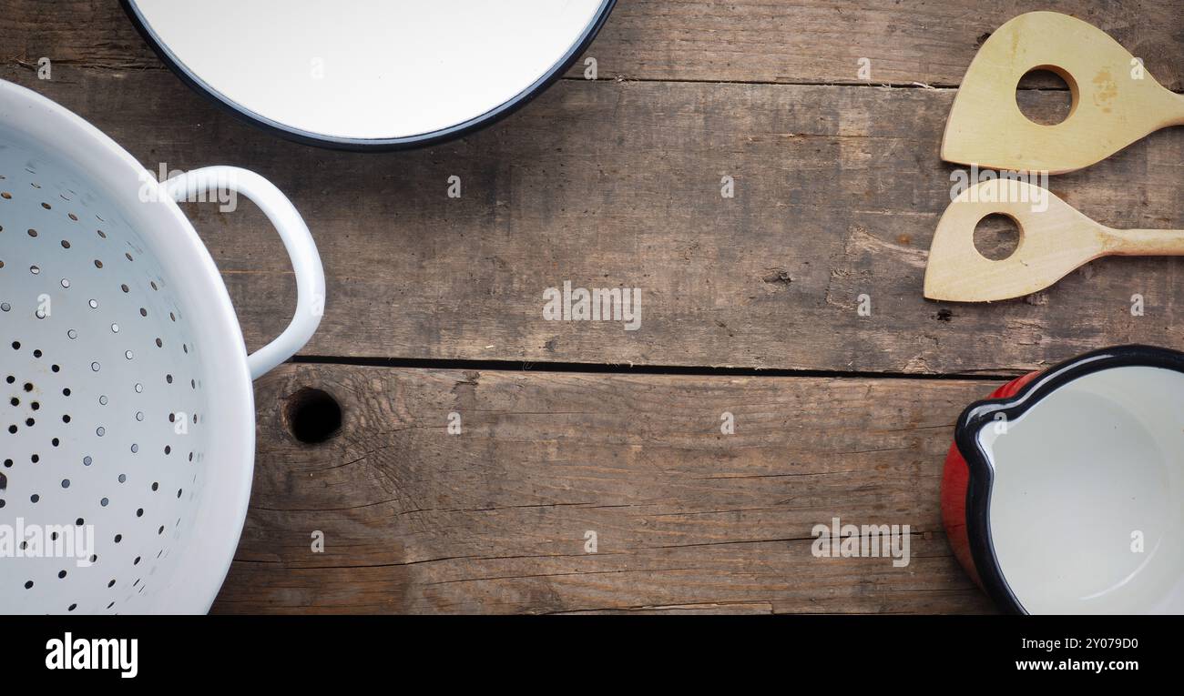 Des ustensiles de cuisine anciens utilisés sur une table en bois Banque D'Images