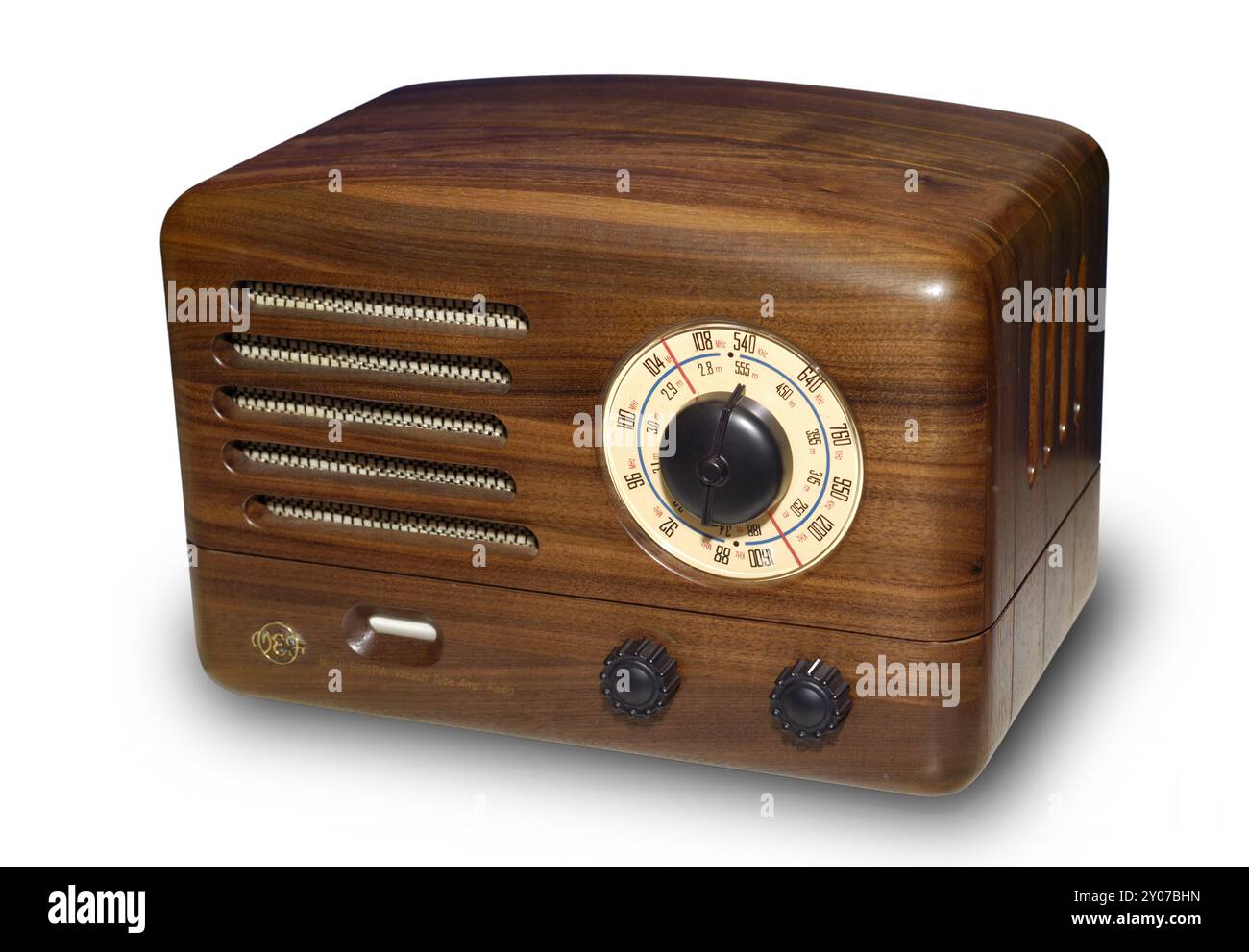 Radio VEF rétro en bois avec amplificateur à tube à vide. Silhouette isolée sur fond blanc avec un chemin de détourage Banque D'Images