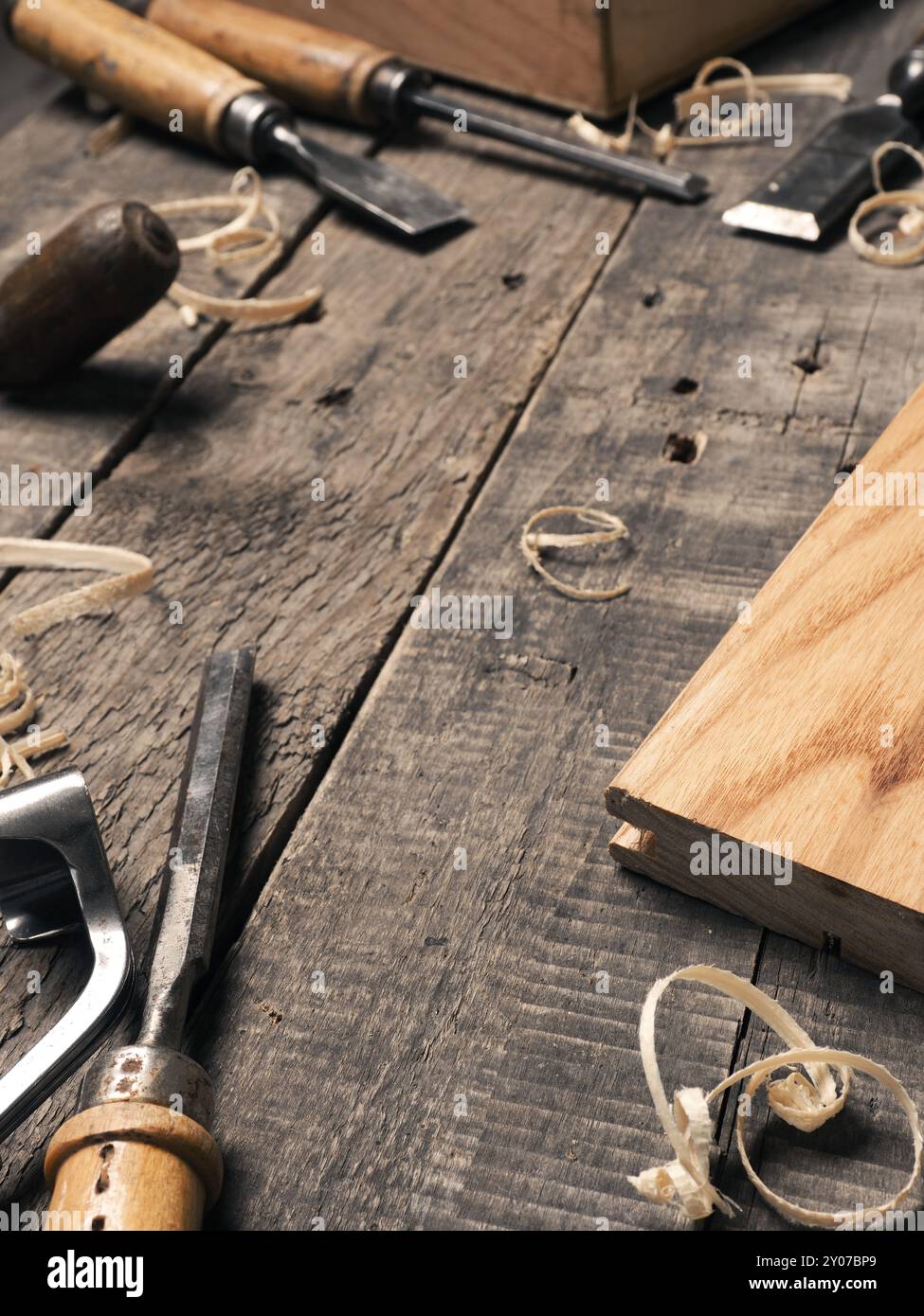 Outils de charpentier sur un fond en bois rustique avec un espace réservé au texte Banque D'Images