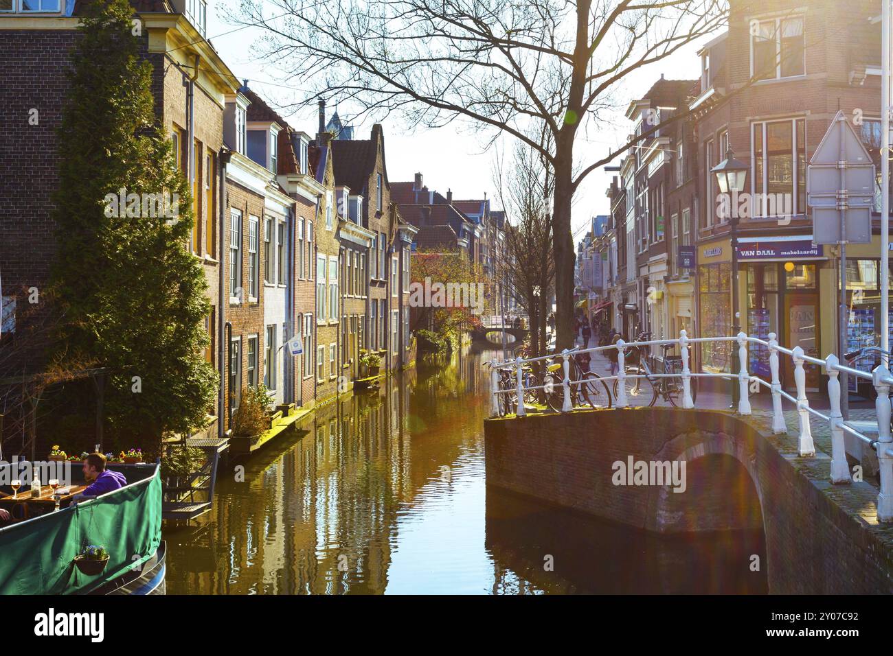 Delft, pays-Bas, 8 avril 2016 : vue sur la rue au coucher du soleil avec maisons hollandaises traditionnelles, vélos, canal dans le centre-ville de la destination populaire de Hollande Banque D'Images