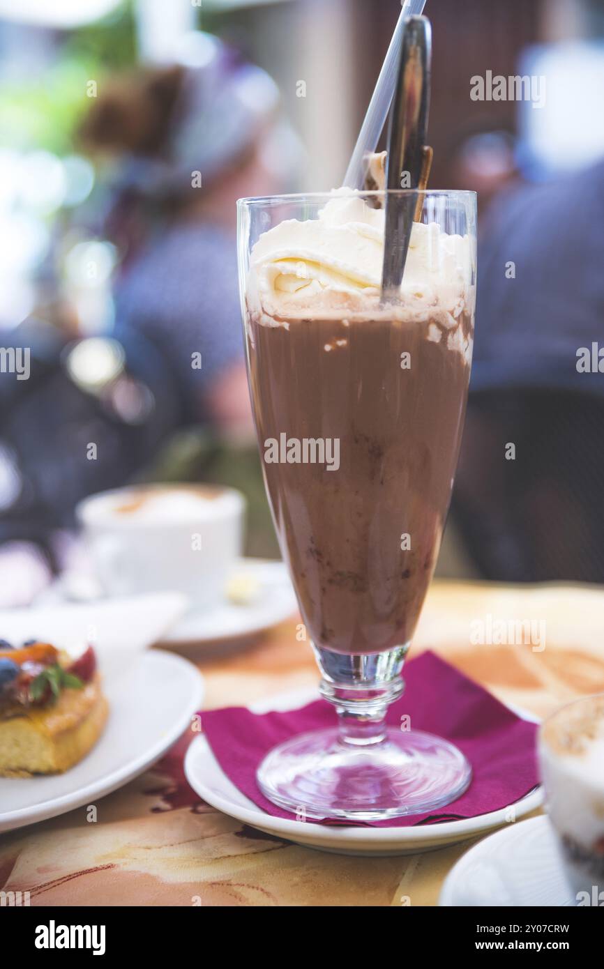Gros plan d'un café glacé dans un café italien Banque D'Images