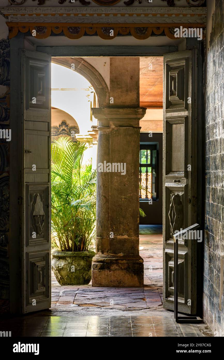 Porte à l'intérieur d'une ancienne église baroque ouverte sur sa cour intérieure à Olinda, état du Pernambouc Banque D'Images