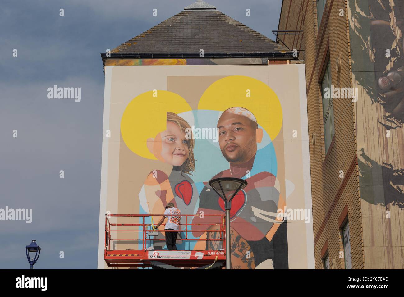 Southend on Sea, Royaume-Uni. 1er octobre 2024. Les artistes terminent leur travail le dernier jour du festival des arts urbains de rue Southend City Jam 2024. Plus de 200 artistes du monde entier convergent sur Southend pour le week-end des hauts colorés Ils produisent des œuvres merveilleuses sur les murs, les panneaux d'affichage et les côtés des bâtiments. Penelope Barritt/Alamy Live News Banque D'Images