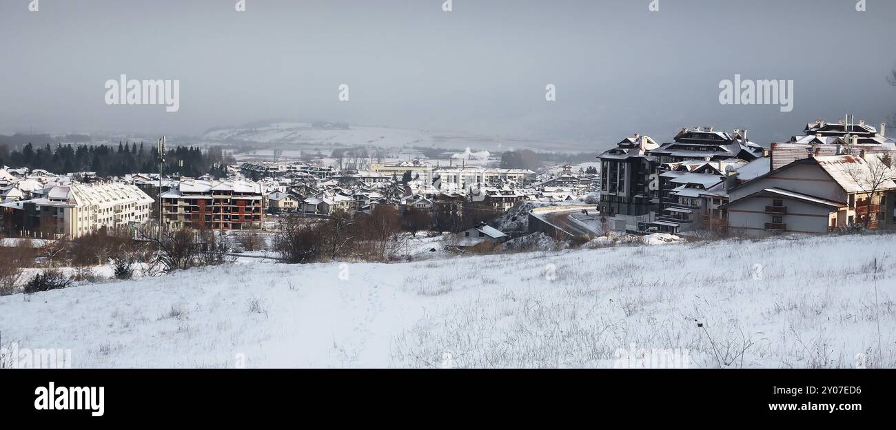 Paysage de ville couvert de neige d'hiver dans la station de ski bulgare Bansko, Bulgarie, Europe Banque D'Images