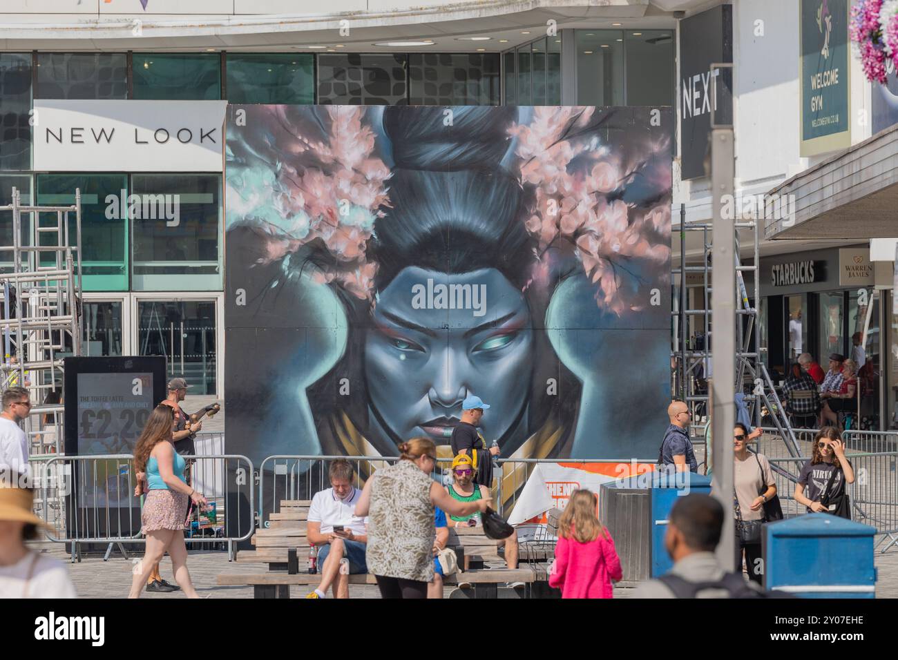 Southend on Sea, Royaume-Uni. 1er octobre 2024. Les artistes terminent leur travail le dernier jour du festival des arts urbains de rue Southend City Jam 2024. Plus de 200 artistes du monde entier convergent sur Southend pour le week-end des hauts colorés Ils produisent des œuvres merveilleuses sur les murs, les panneaux d'affichage et les côtés des bâtiments. Penelope Barritt/Alamy Live News Banque D'Images