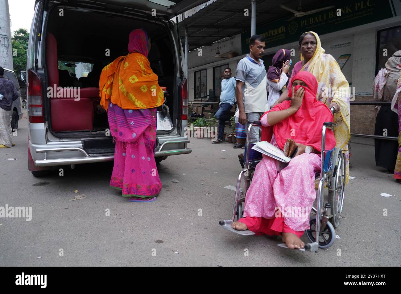 Dhaka, Dhaka, Bangladesh. 1er septembre 2024. En réponse à trois attaques contre des médecins du Collège médical de Dhaka le 31 août 2024, tous les médecins du gouvernement à travers le pays ont déclaré une fermeture complète à partir de 13 heures le 1er septembre 2024. Pendant ce temps, des patients de différents âges, y compris des enfants et des nouveau-nés, ont été vus quitter l'hôpital sans recevoir de traitement, et leurs proches ont semblé en détresse. Certains patients ont également été vus allongés dans un état malade à l'extérieur des locaux de l'hôpital. Depuis la dernière mise à jour, la fermeture complète a été temporairement suspendue jusqu'à 8H00 le 2 septembre Banque D'Images