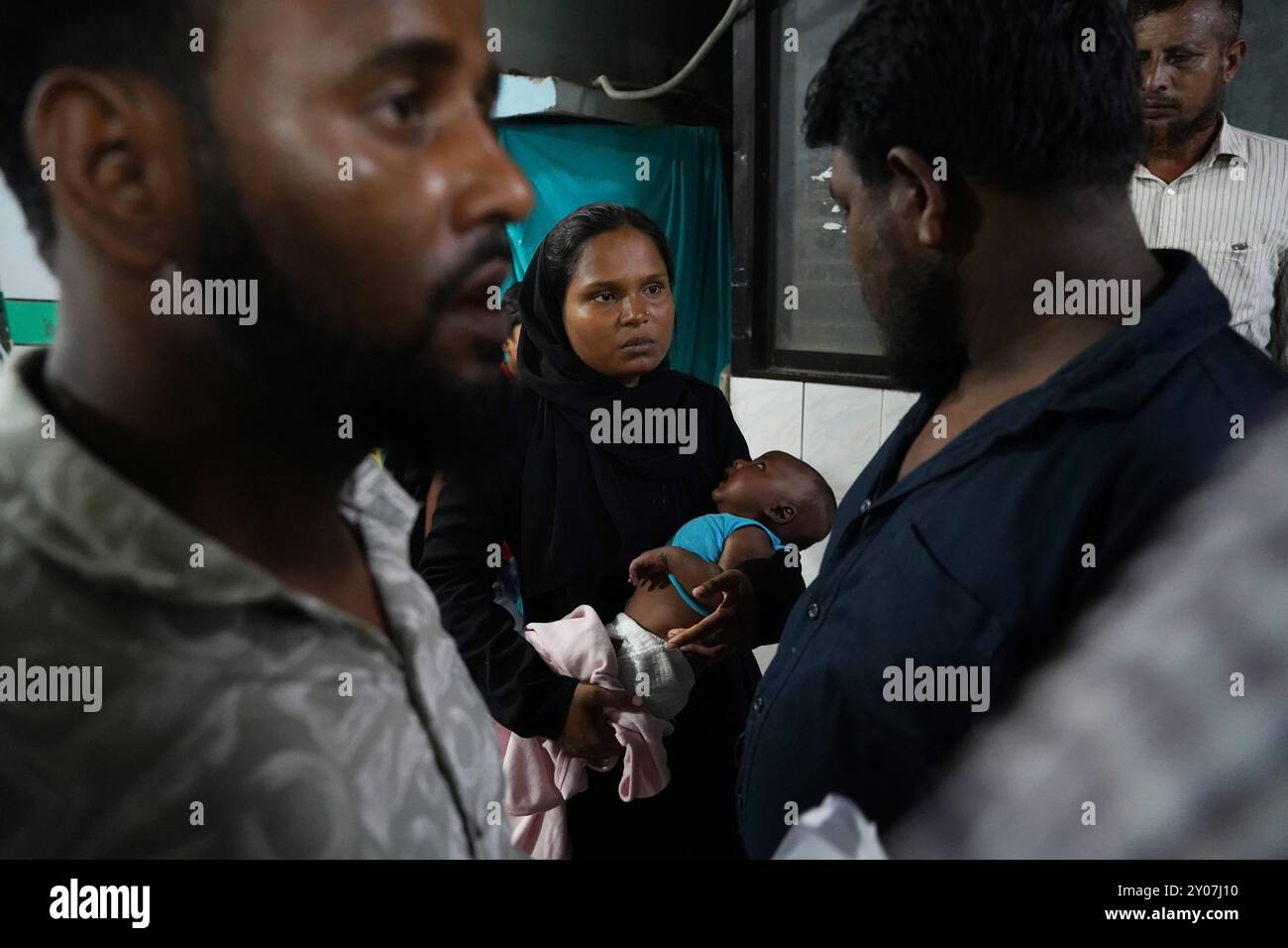 Dhaka, Dhaka, Bangladesh. 1er septembre 2024. En réponse à trois attaques contre des médecins du Collège médical de Dhaka le 31 août 2024, tous les médecins du gouvernement à travers le pays ont déclaré une fermeture complète à partir de 13 heures le 1er septembre 2024. Pendant ce temps, des patients de différents âges, y compris des enfants et des nouveau-nés, ont été vus quitter l'hôpital sans recevoir de traitement, et leurs proches ont semblé en détresse. Certains patients ont également été vus allongés dans un état malade à l'extérieur des locaux de l'hôpital. Depuis la dernière mise à jour, la fermeture complète a été temporairement suspendue jusqu'à 8H00 le 2 septembre Banque D'Images
